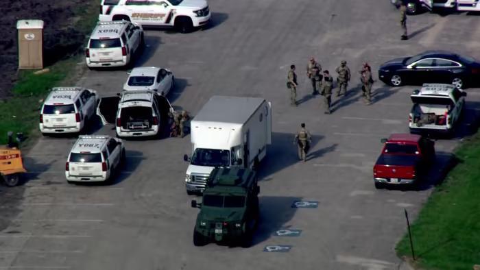 Person barricaded inside residence in Fort Bend Co., deputies say