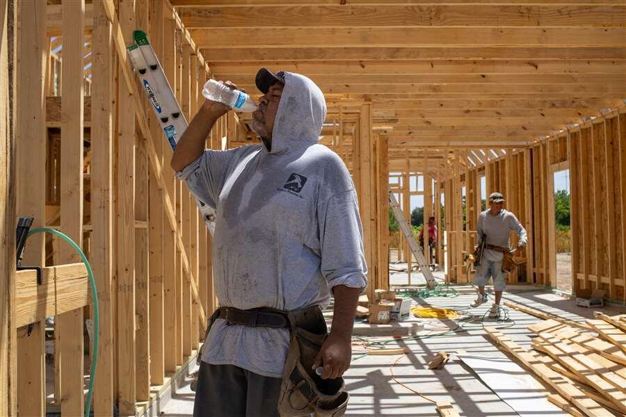 Construction workers fight for emergency heat protection as temperatures soar