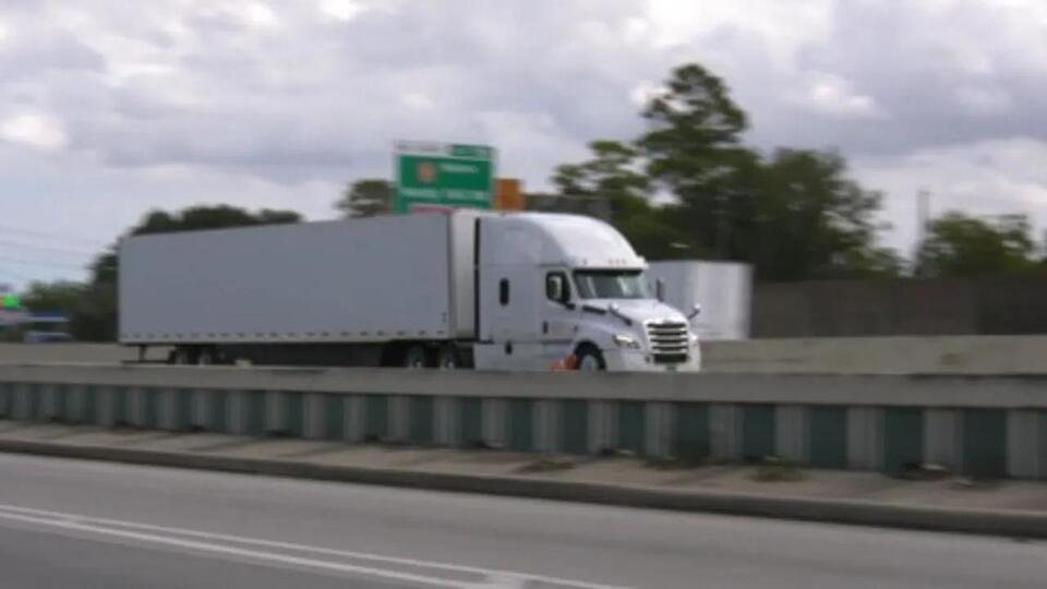 18-wheeler speeds on highway in police chase