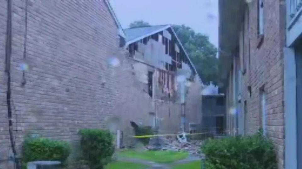 40 displaced by apartment collapse